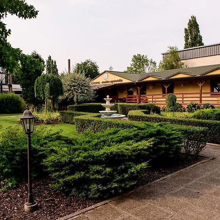 Hotel Slnecny Dvor Michalovce Dış mekan fotoğraf
