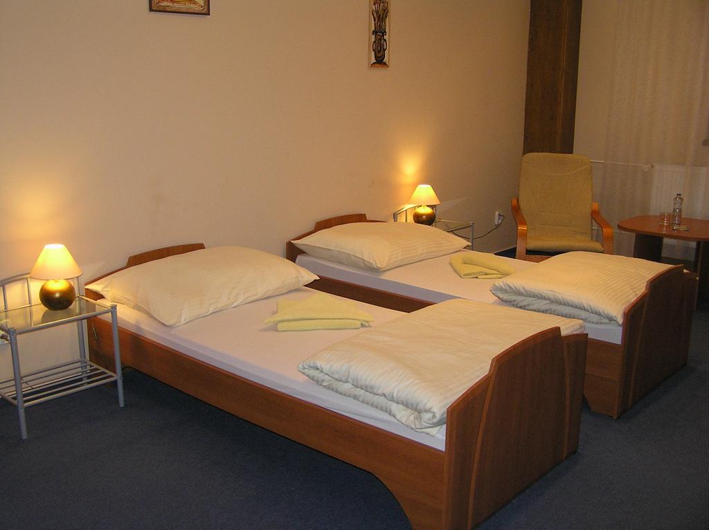Hotel Slnecny Dvor Michalovce Oda fotoğraf