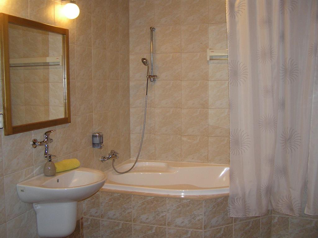 Hotel Slnecny Dvor Michalovce Oda fotoğraf