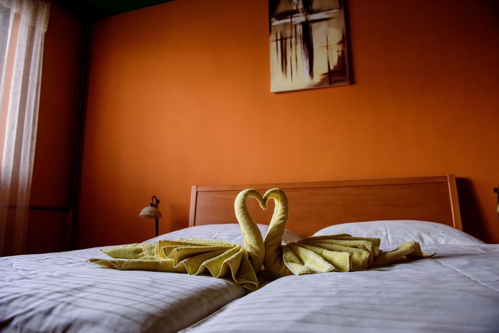 Hotel Slnecny Dvor Michalovce Oda fotoğraf