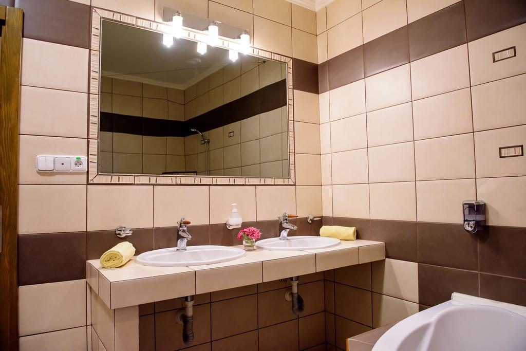Hotel Slnecny Dvor Michalovce Oda fotoğraf