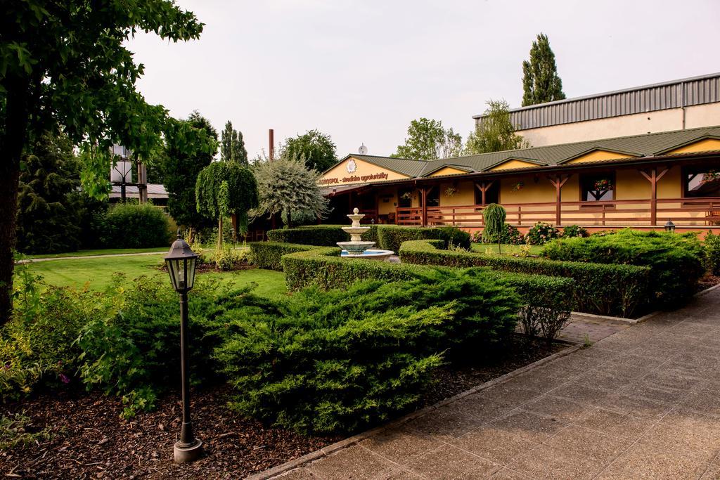 Hotel Slnecny Dvor Michalovce Dış mekan fotoğraf