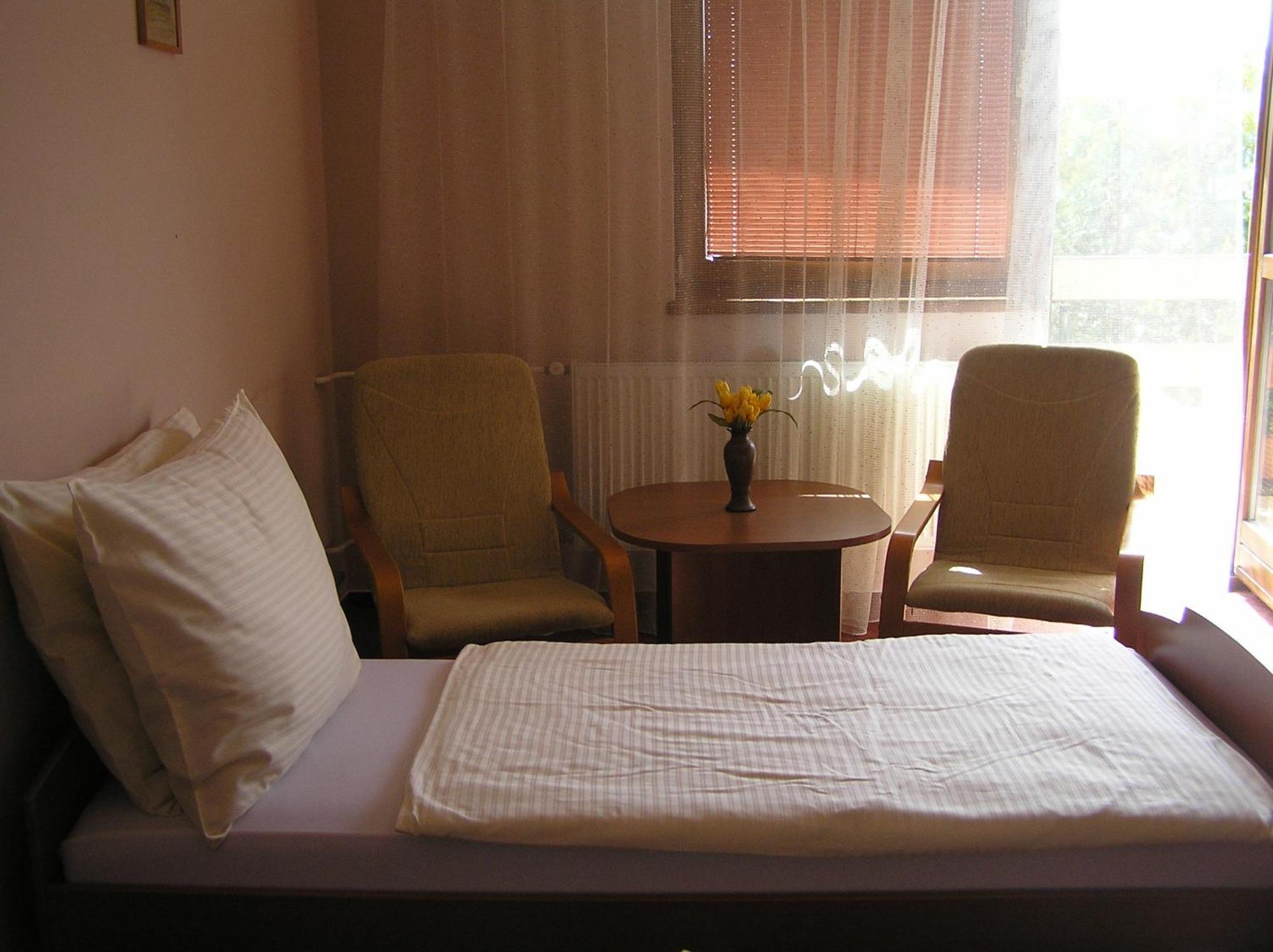 Hotel Slnecny Dvor Michalovce Oda fotoğraf