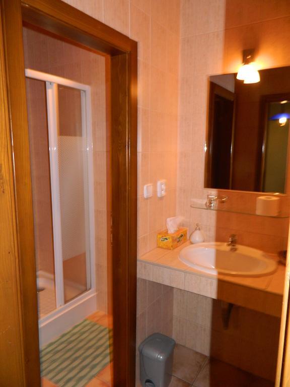 Hotel Slnecny Dvor Michalovce Oda fotoğraf