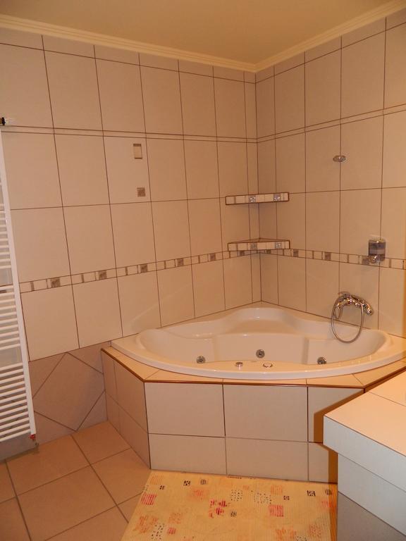 Hotel Slnecny Dvor Michalovce Oda fotoğraf