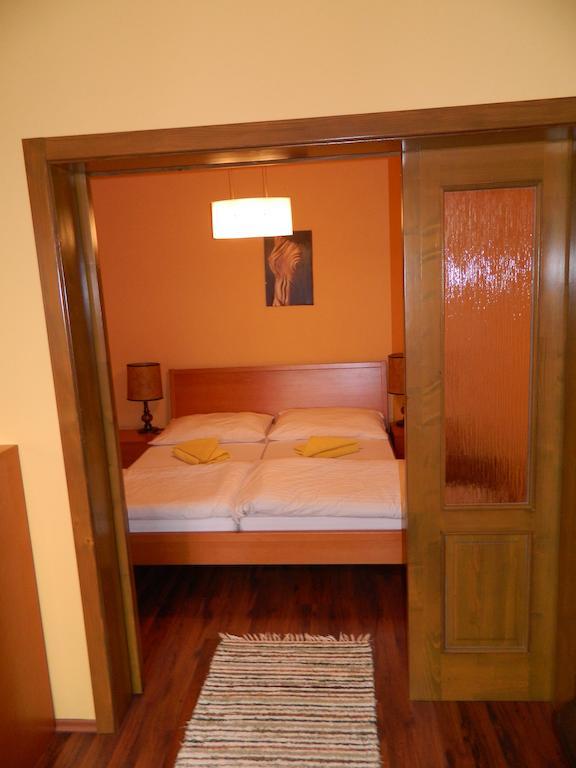 Hotel Slnecny Dvor Michalovce Oda fotoğraf