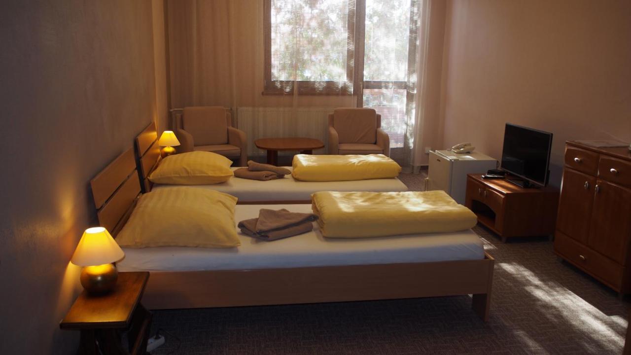 Hotel Slnecny Dvor Michalovce Dış mekan fotoğraf