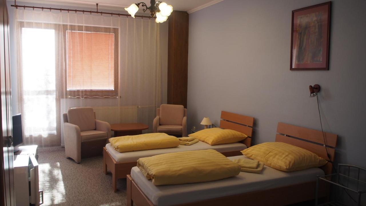 Hotel Slnecny Dvor Michalovce Dış mekan fotoğraf