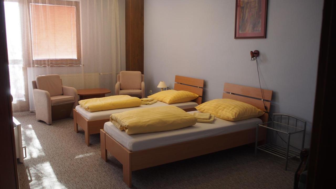 Hotel Slnecny Dvor Michalovce Dış mekan fotoğraf