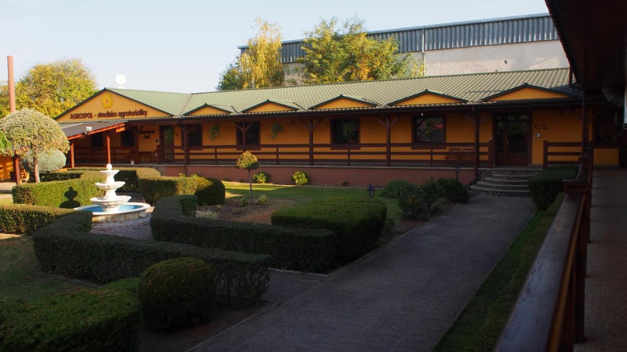 Hotel Slnecny Dvor Michalovce Dış mekan fotoğraf