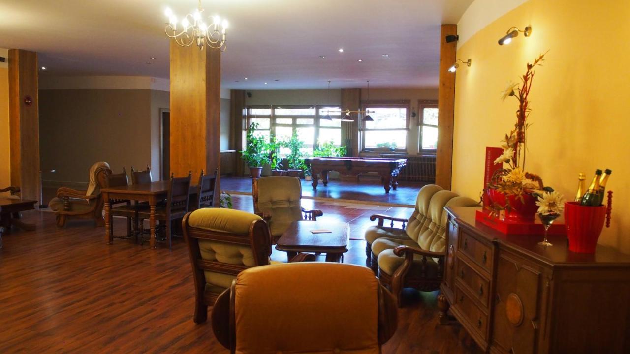Hotel Slnecny Dvor Michalovce Dış mekan fotoğraf