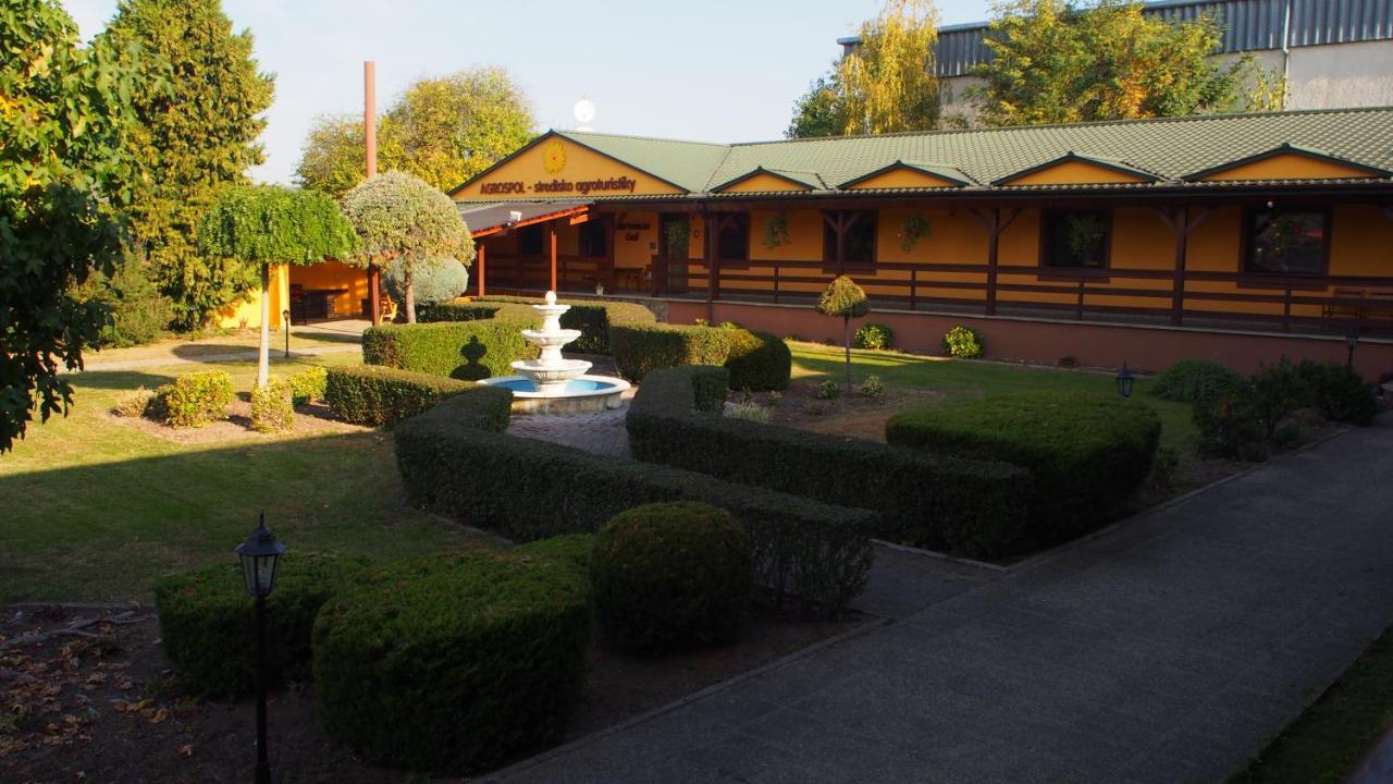 Hotel Slnecny Dvor Michalovce Dış mekan fotoğraf