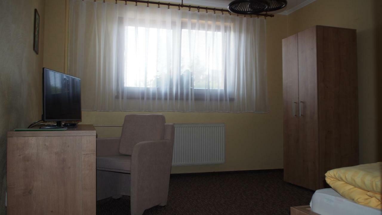 Hotel Slnecny Dvor Michalovce Dış mekan fotoğraf