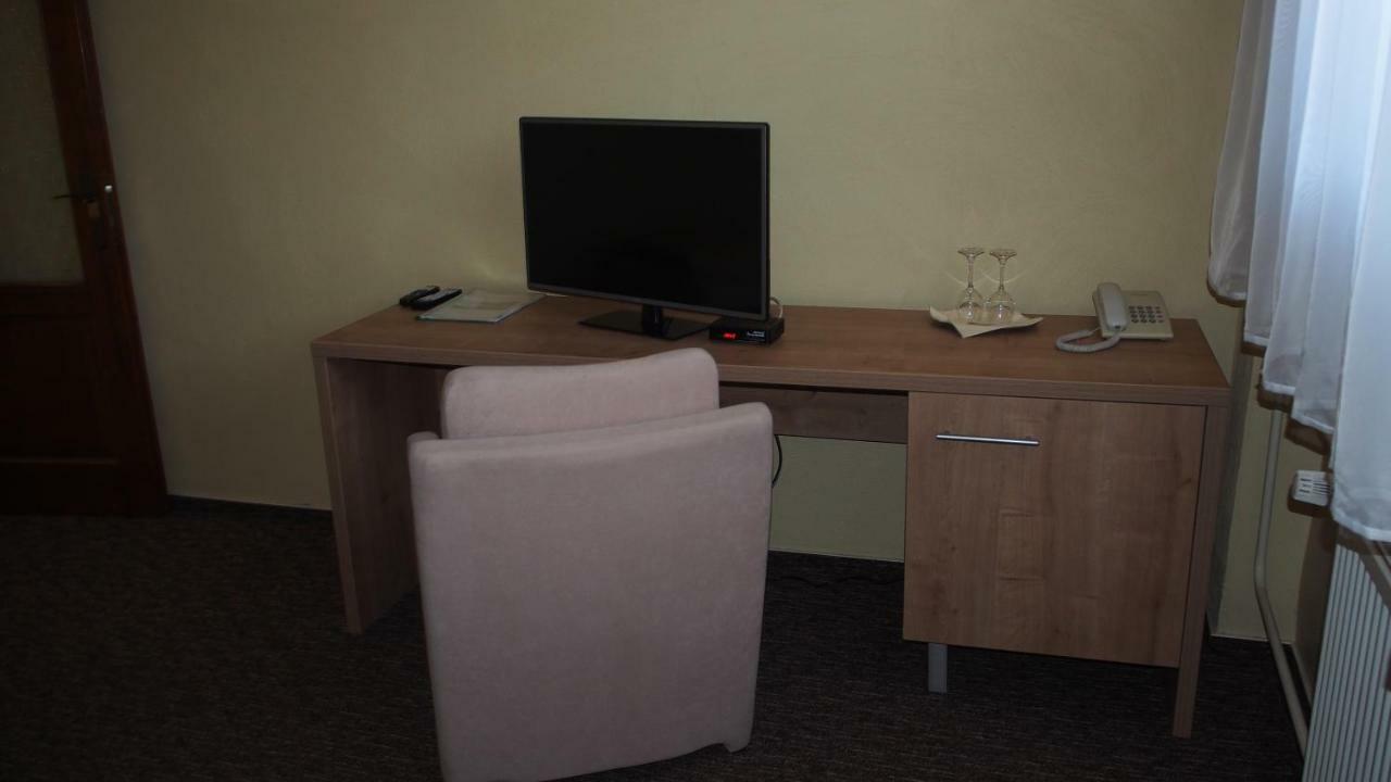 Hotel Slnecny Dvor Michalovce Dış mekan fotoğraf
